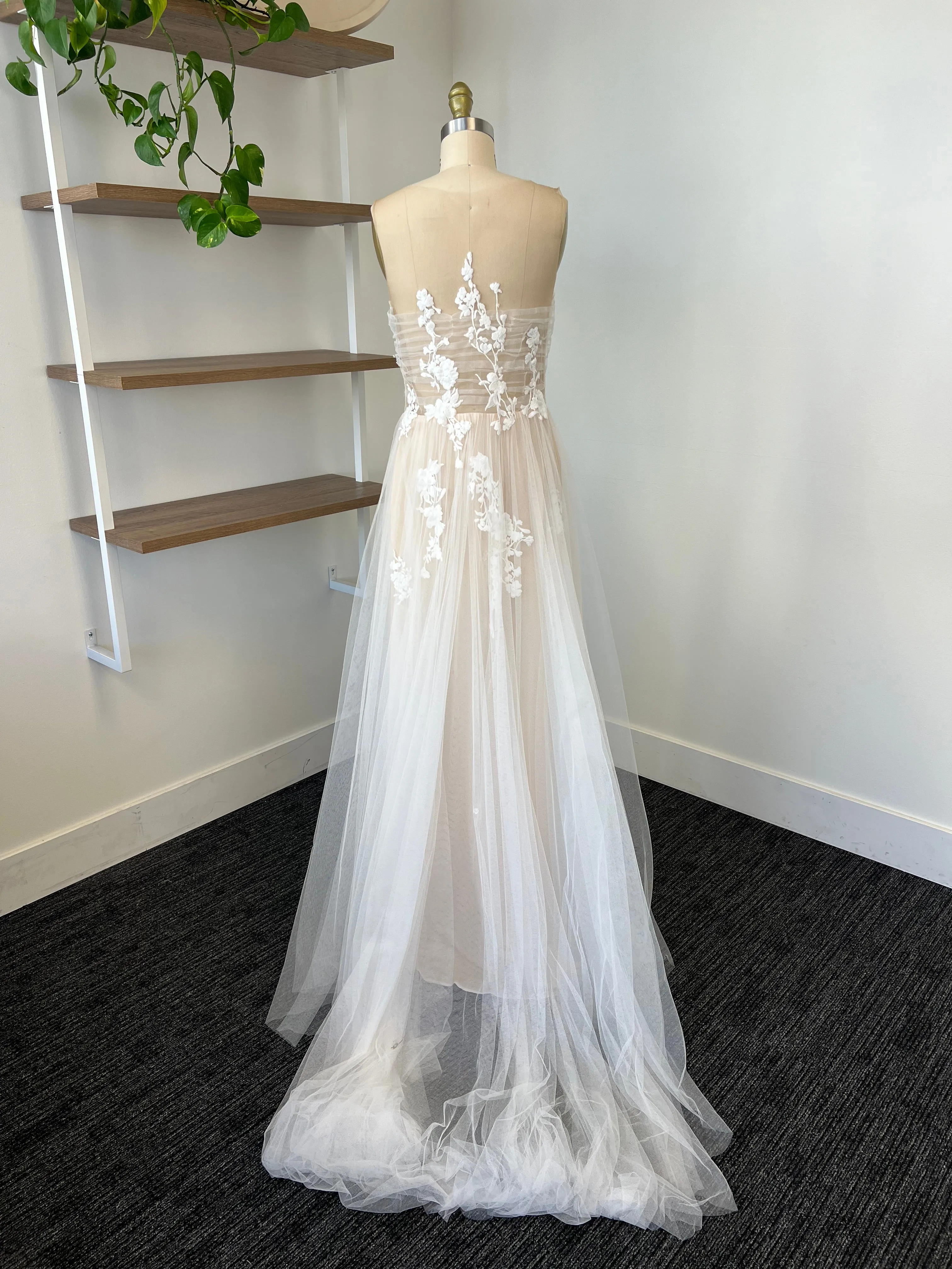 C / Anna Kara Iris Size 12